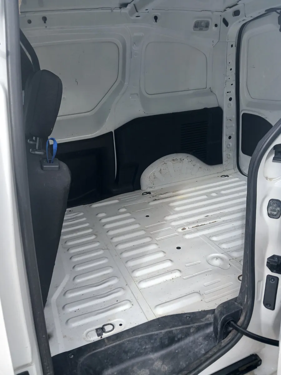 
								Citroen Berlingo 2018 3 seat in cabin full									