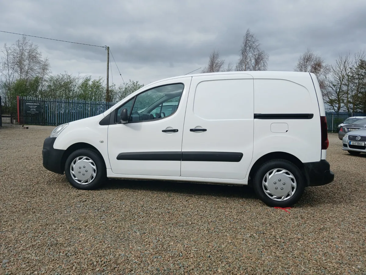 
								Citroen Berlingo 2018 3 seat in cabin full									